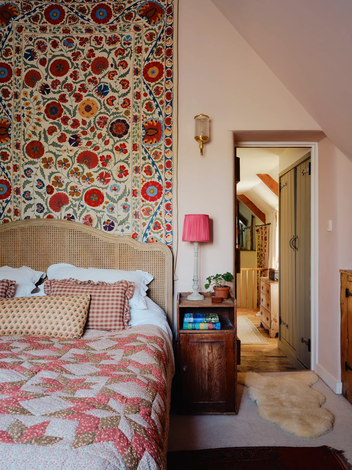 Забудьте о скучном постельном белье: почему «бабушкин» пэчворк рвет тренды дизайна и стоит бешеных денег