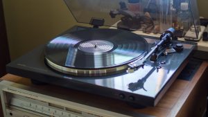 Обзор Denon DP-300F — удобный проигрыватель пластинок