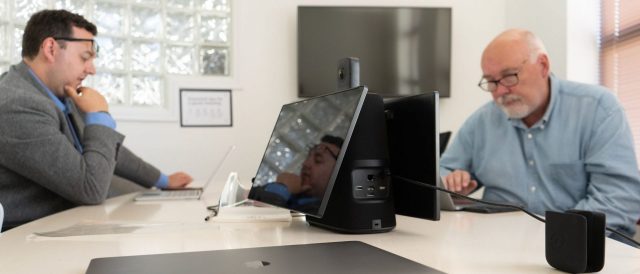 01_Kandao Meeting Ultra review_ hands-on test of the 4K 360-degree conference cam Обзор Kandao Meeting Ultra — камера 360° с двумя экранами