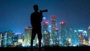 Лучшие камеры для съемки при слабом освещении в 2026 году