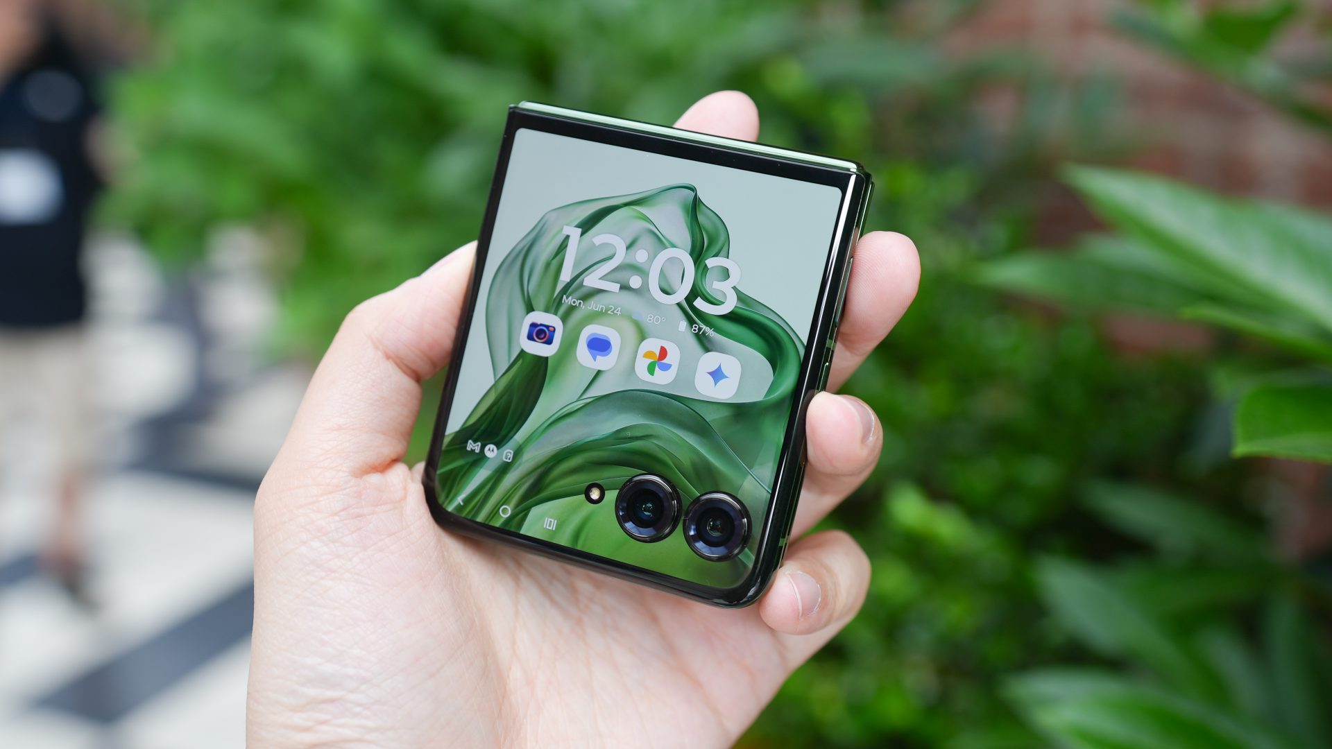 Лучшие смартфоны на Android в 2026 году: рейтинг и тесты моделей картинка Motorola Razr Ultra