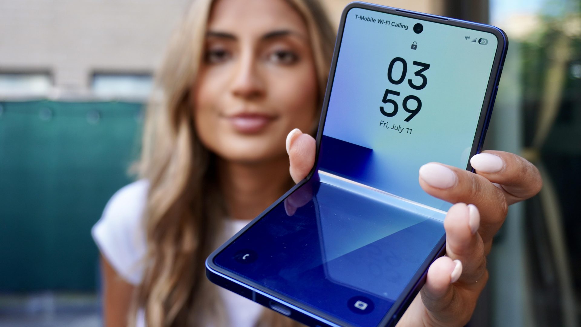 Лучшие смартфоны на Android в 2026 году: рейтинг и тесты моделей картинка Samsung Galaxy Z Flip 7