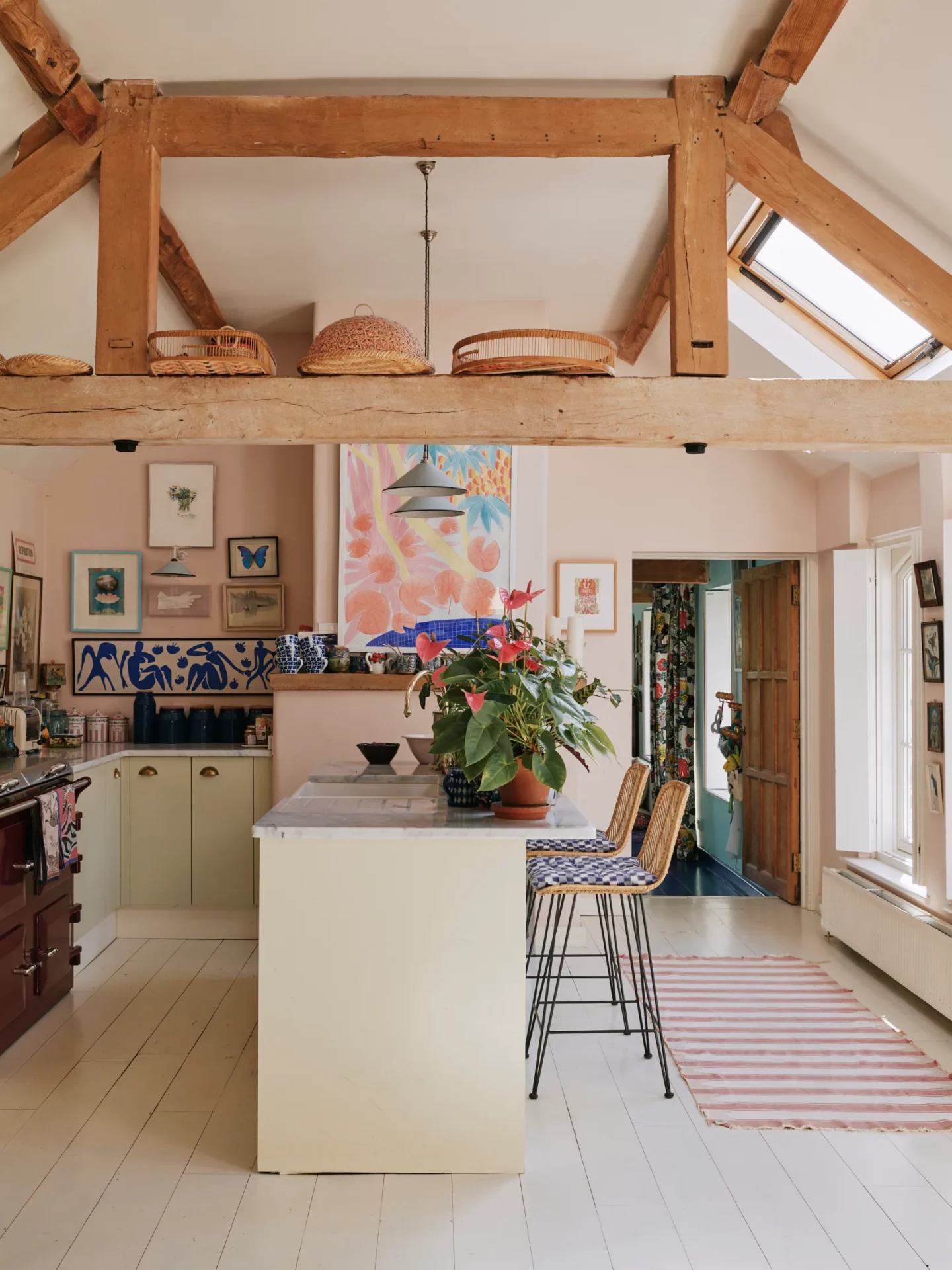 Дизайн интерьера Кухня в стиле кантри: почему наш любимый «деревенский уют» — это наглый новодел