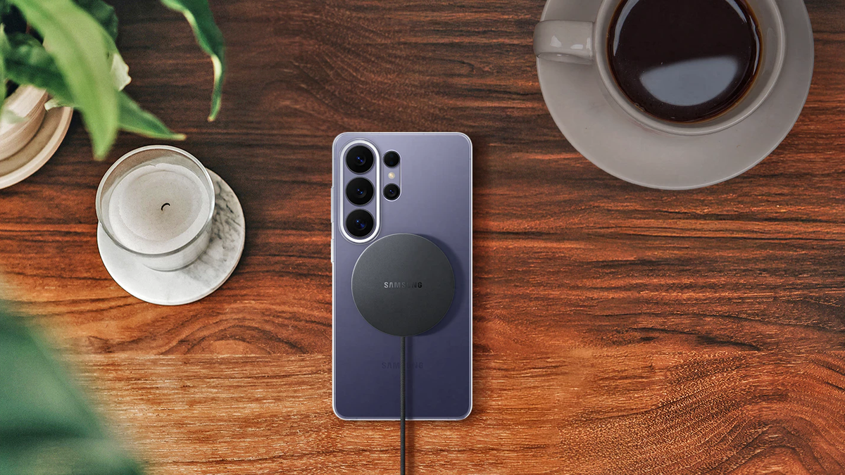 Samsung выпустил официальные Qi2-зарядки для Galaxy S26 с бешеной скоростью, доступность в России