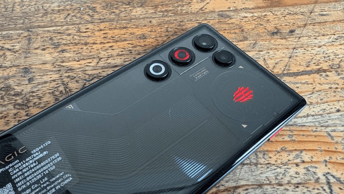 Игровой смартфон Redmagic 11 Air для игр в дороге | DGL.RU