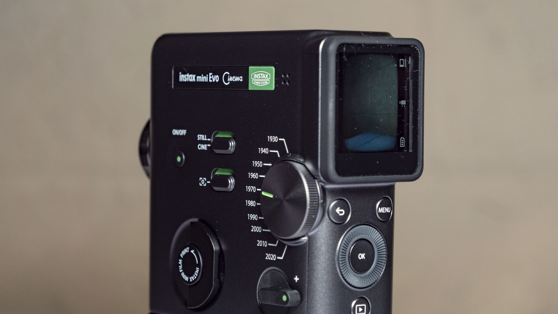 Обзор Instax Mini Evo Cinema — она покорила мое сердце картинка Камера Fujifilm Instax Mini Evo Cinema | DGL.RU