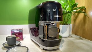 Обзор кофеварки Lavazza A Modo Mio Smeg — это именно то, что вам нужно 