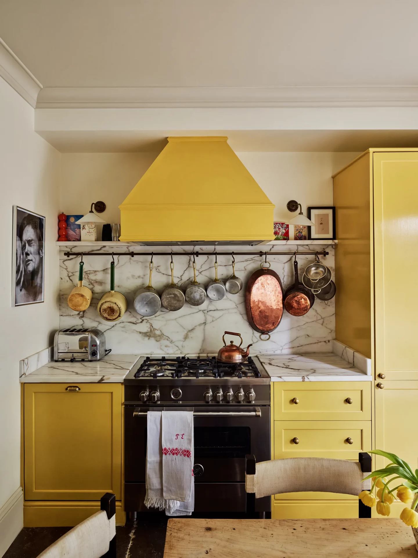 Желтая кухня: как цвет добавит света и стиля