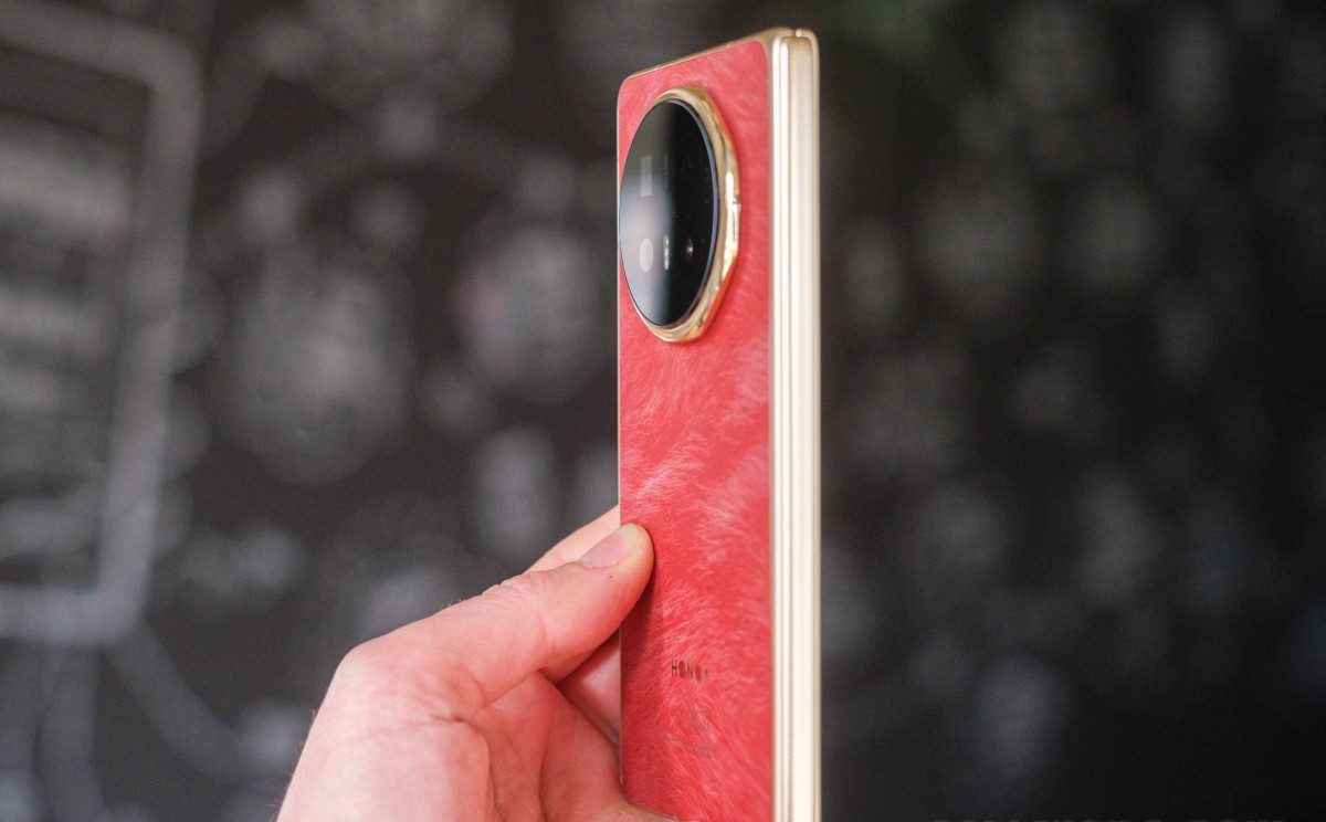 Honor Magic V6 в красном: тот случай, когда цвет решает всё картинка Honor Magic V6