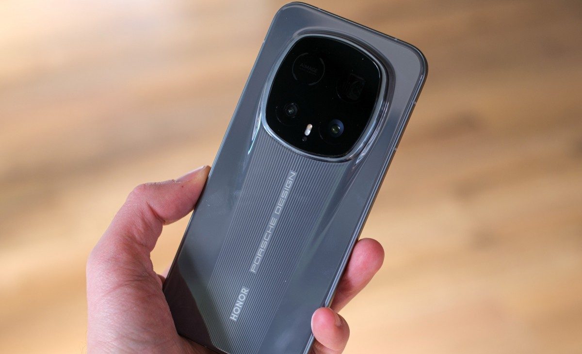 Китайский спорткар в мире смартфонов: тест-драйв Honor Magic8 RSR картинка Honor Magic8 RSR Porsche Design