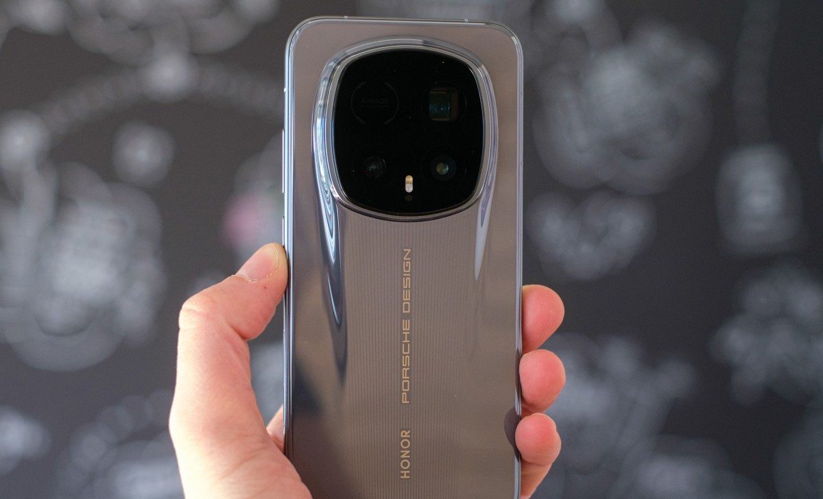 Китайский спорткар в мире смартфонов: тест-драйв Honor Magic8 RSR картинка Honor Magic8 RSR Porsche Design