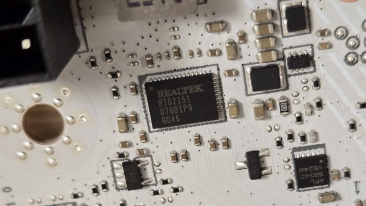 Обзор MSI MPG X870E Edge Ti Wifi: серебристо-белая плата с X870E  фото