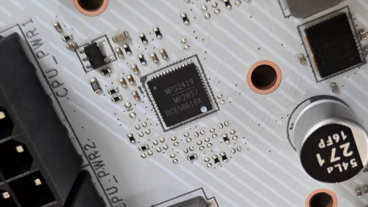 Обзор MSI MPG X870E Edge Ti Wifi: серебристо-белая плата с X870E  фото