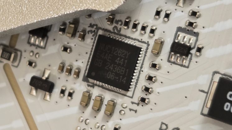 Обзор MSI MPG X870E Edge Ti Wifi: серебристо-белая плата с X870E  фото