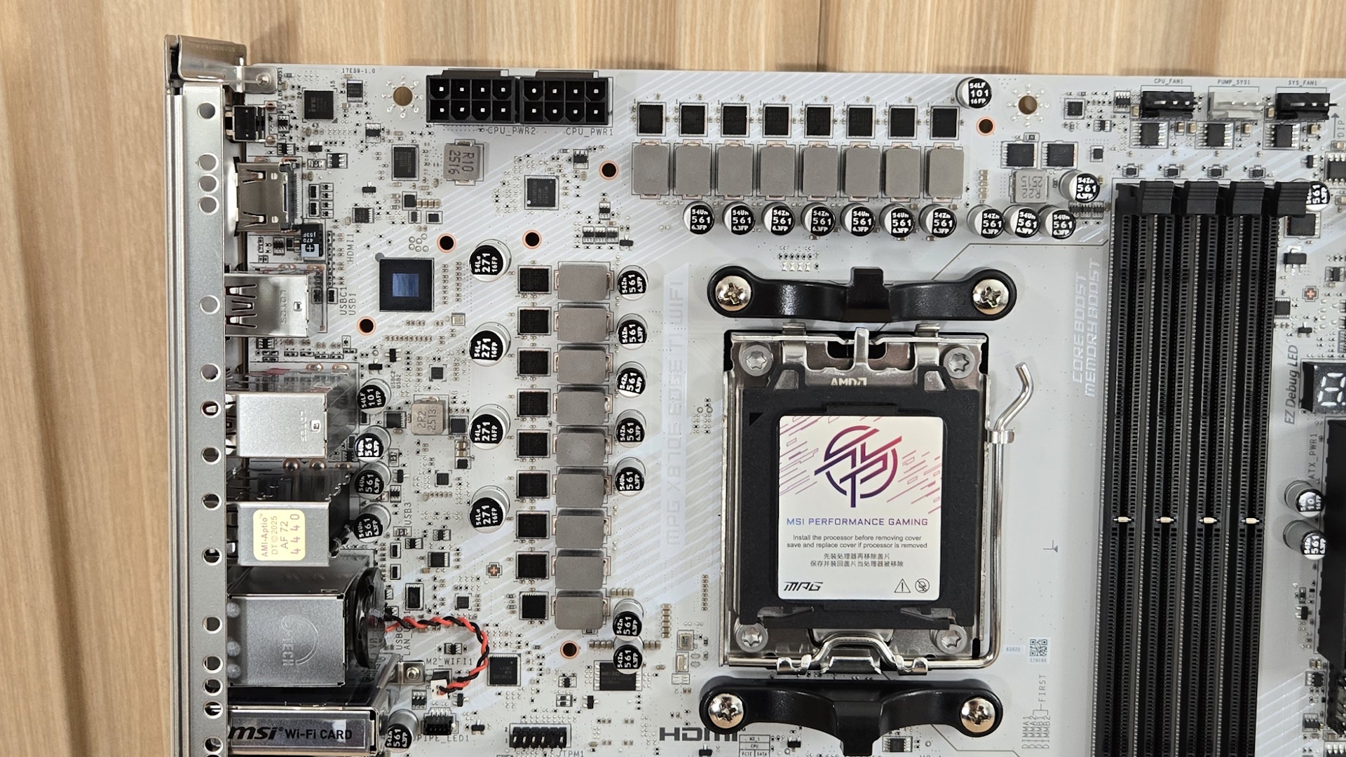 Обзор MSI MPG X870E Edge Ti Wifi: серебристо-белая плата с X870E  фото