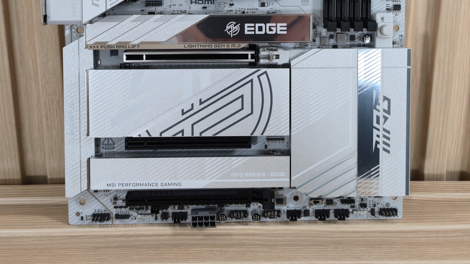 Обзор MSI MPG X870E Edge Ti Wifi: серебристо-белая плата с X870E  фото