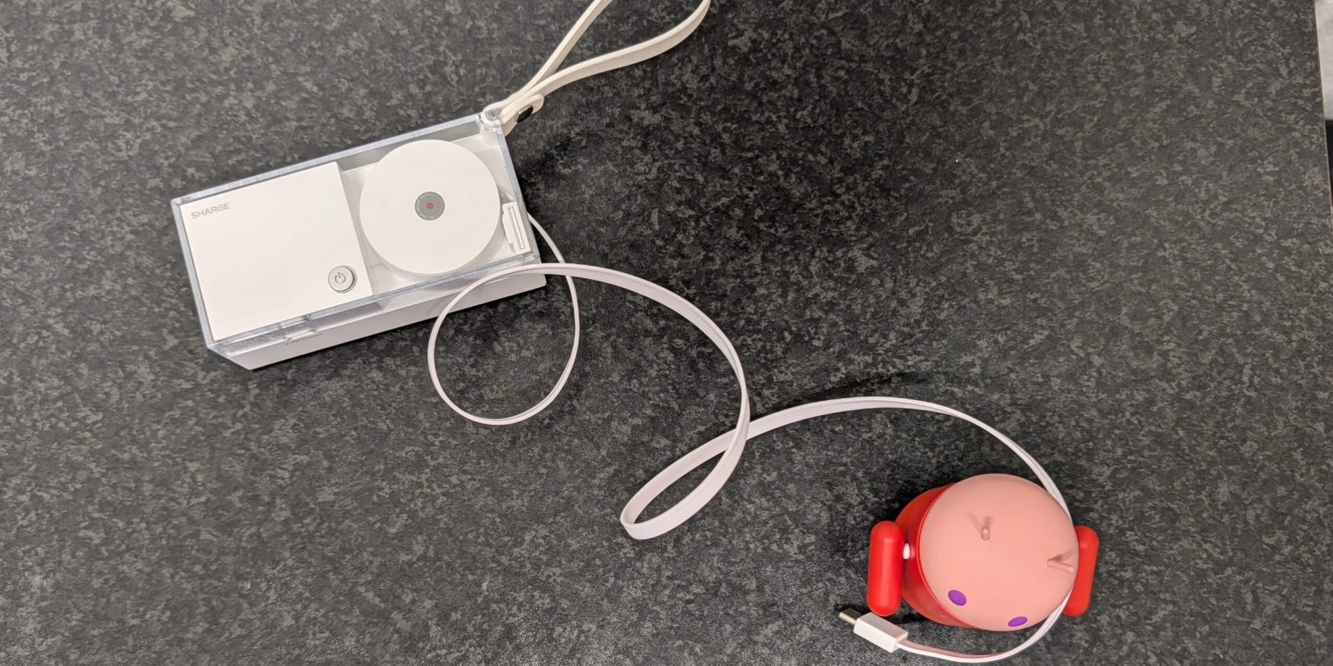 Обзор Sharge Retractable 3-в-1 — крутой пауэрбанк, который жалко брать с собой картинка Пауэрбанк Sharge Retractable 3-in-1 | DGL.RU