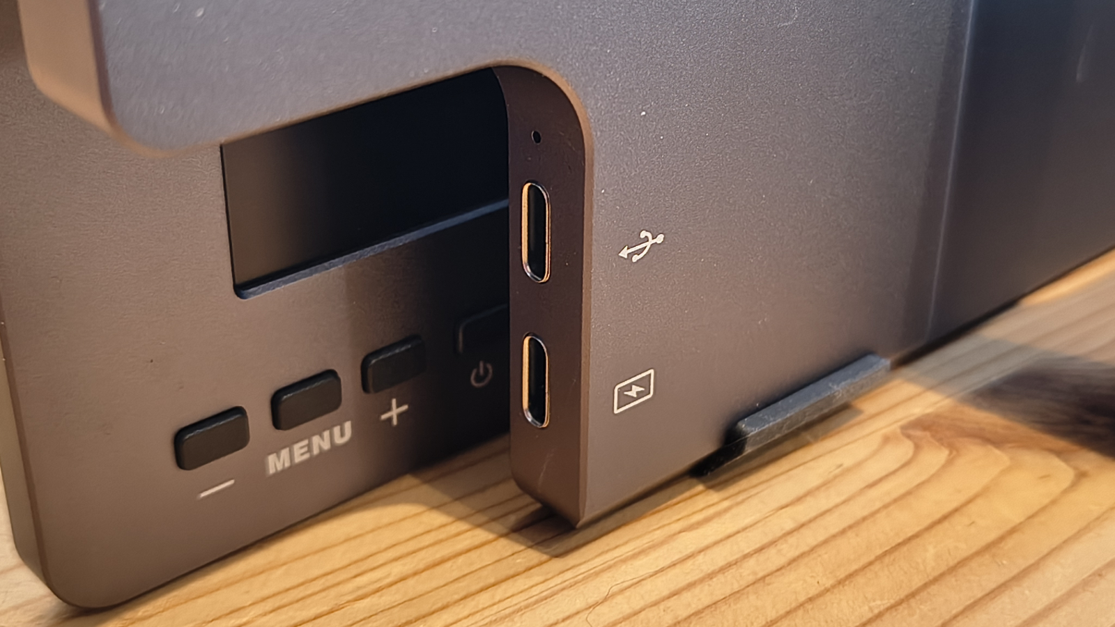 Я протестировал KYY X90E — тяжеловесный двухэкранный монитор картинка Портативный монитор KYY X90E: три экрана | DGL.RU