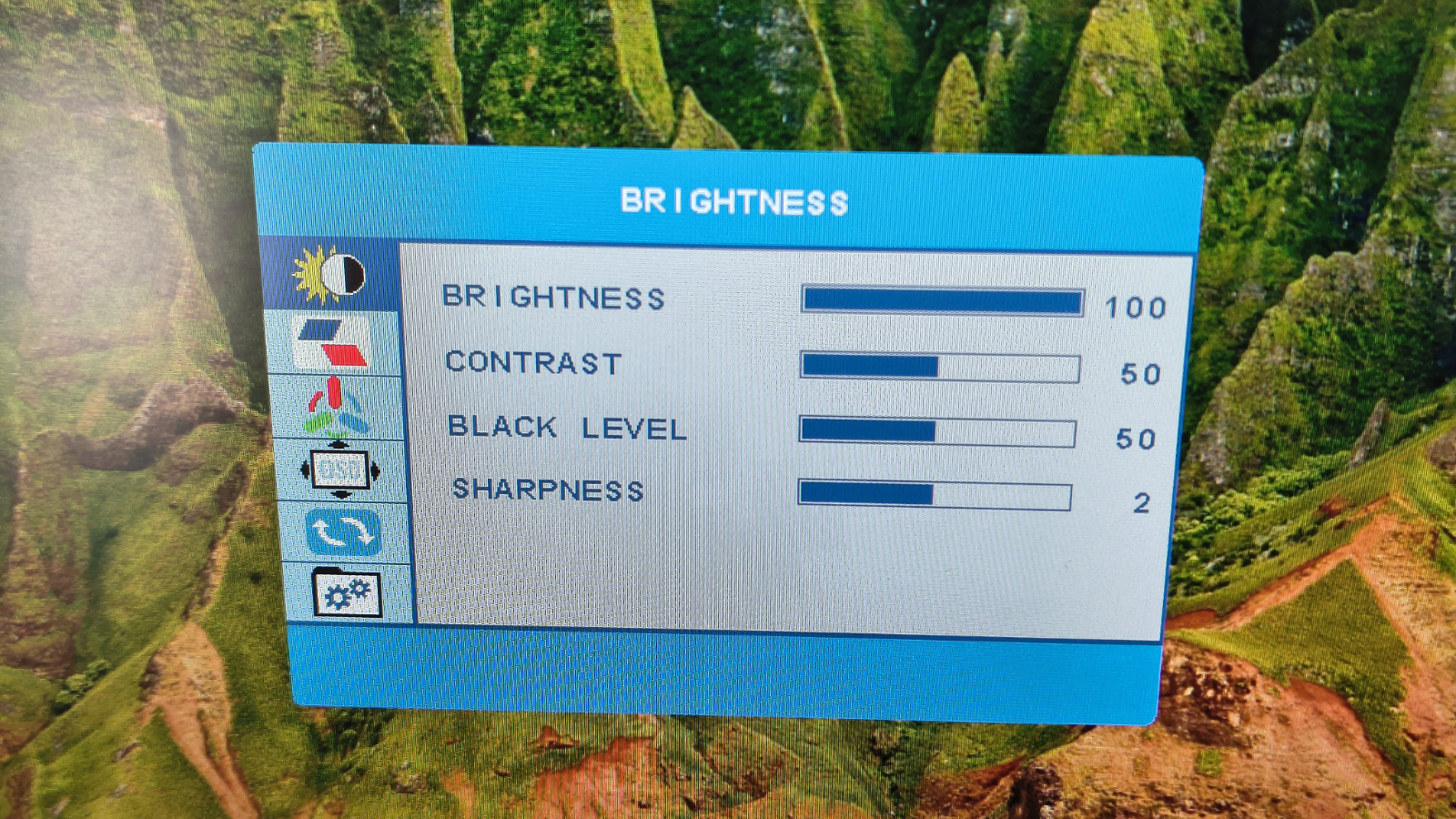 Я протестировал KYY X90E — тяжеловесный двухэкранный монитор картинка Портативный монитор KYY X90E: три экрана | DGL.RU