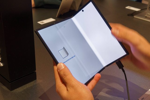 Смартфон Samsung Galaxy Z TriFold раскупили | DGL.RU