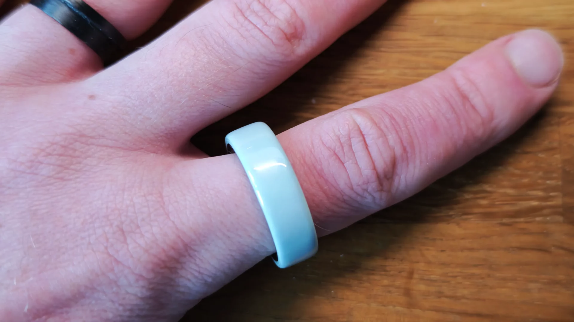 Смарт-кольцо Oura Ring 4 Ceramic Edition: идеальный гаджет, который почти невозможно поцарапать фото