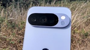Смартфон Google Pixel 10 пугает владельцев громкими хлопками: это звучит так, будто в лобовое стекло прилетел камень
