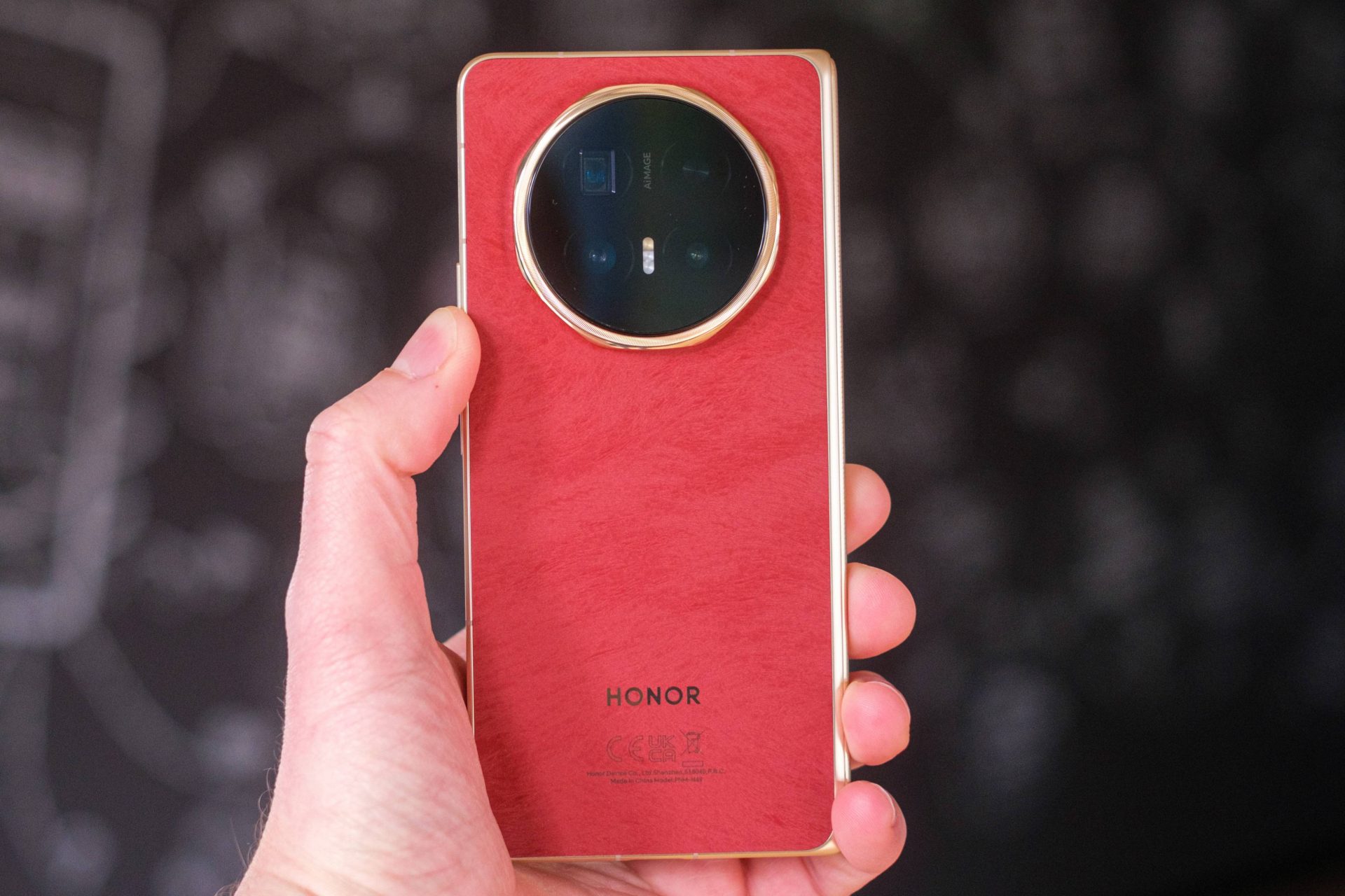 Смартфон Honor Magic V6: стальной складной флагман, который не боится даже самой мелкой пыли картинка Смартфон Honor Magic V6 с IP6 и суперстальным шарниром | DGL.RU