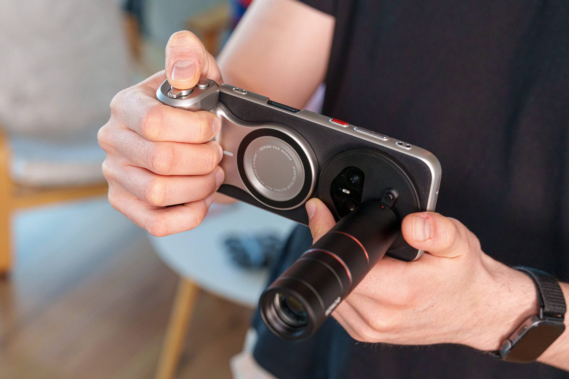 Смартфон Honor Magic8 Pro превращается в зеркалку: обзор профессионального фотокомплекта Professional Imaging Kit картинка Смартфон Honor Magic8 Pro и Professional Imaging Kit | DGL.RU