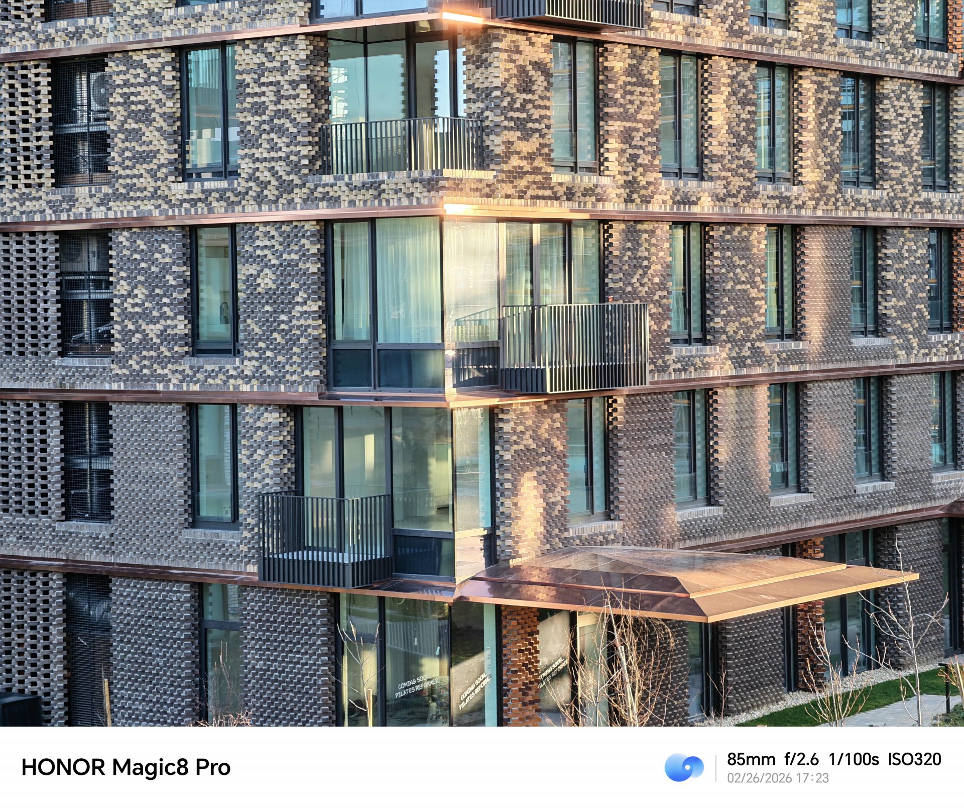 Смартфон Honor Magic8 Pro превращается в зеркалку: обзор профессионального фотокомплекта Professional Imaging Kit картинка Смартфон Honor Magic8 Pro с фотокомплектом | DGL.RU