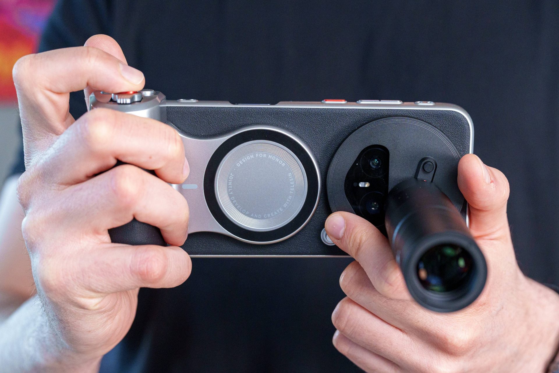 Смартфон Honor Magic8 Pro превращается в зеркалку: обзор профессионального фотокомплекта Professional Imaging Kit картинка Смартфон Honor Magic8 Pro и Professional Imaging Kit | DGL.RU