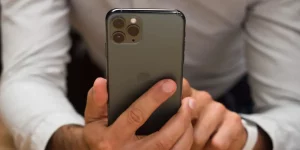 Смартфон iPhone 11 Pro раскачали до 12 000 мАч: почему Apple так не может