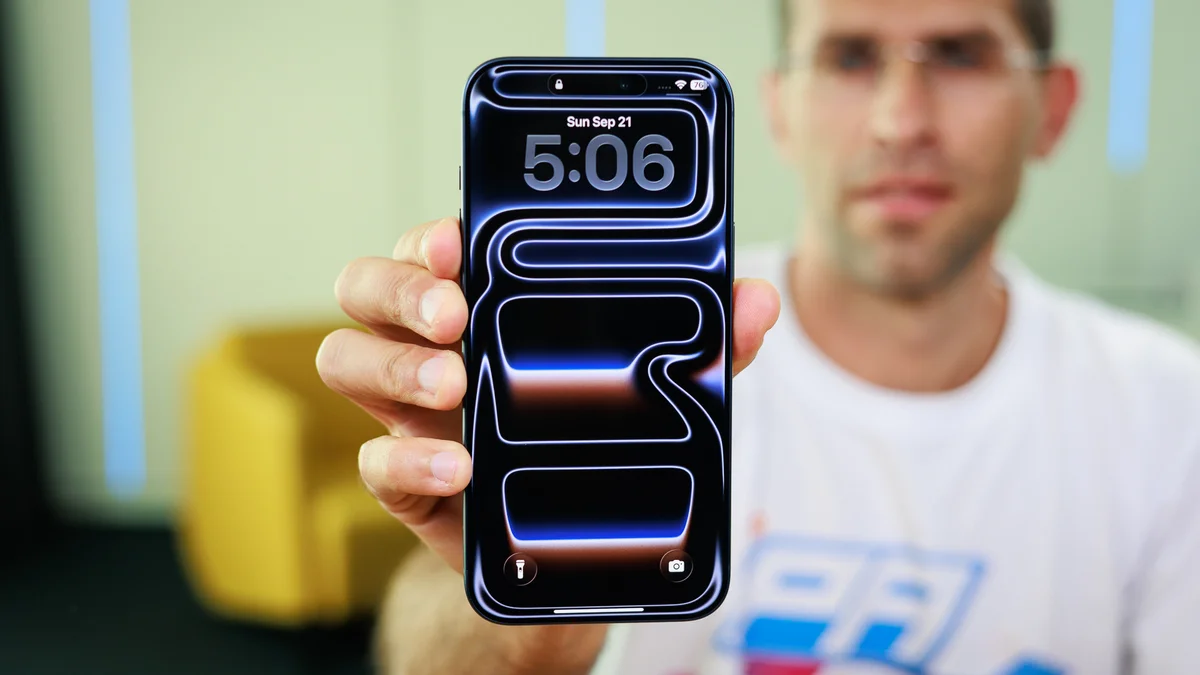 Смартфон iPhone 17 скоро станет размером с планшет: почему гигантские экраны — это круто