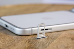 Смартфон iPhone 18 останется без привычного слота для SIM-карт: Apple снова всех переиграла