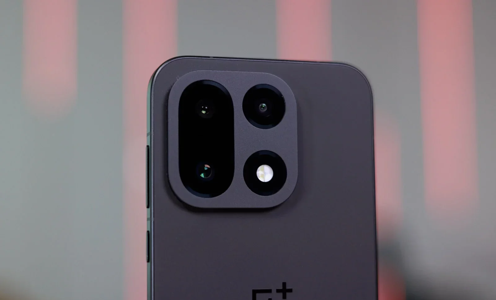 Смартфон OnePlus 16 станет королем геймеров и лишится рамок картинка Смартфон iPhone Fold без ярких цветов | DGL.RU