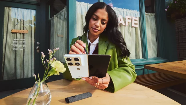 Смартфон Motorola Razr Fold бюджетный конкурент Samsung Galaxy Z Fold 7 уже на пороге (1) Смартфон Motorola Razr Fold и конкуренция Galaxy | DGL.RU