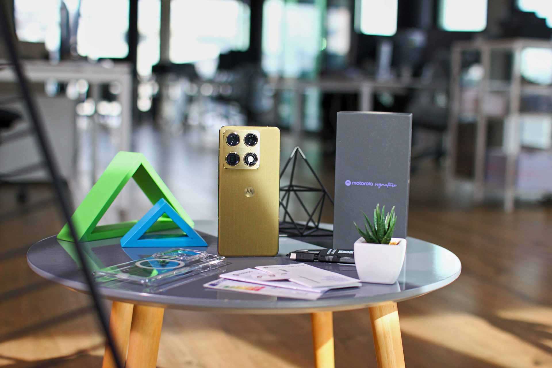 Смартфон Motorola Signature: красивая обертка, но комплектация огорчает