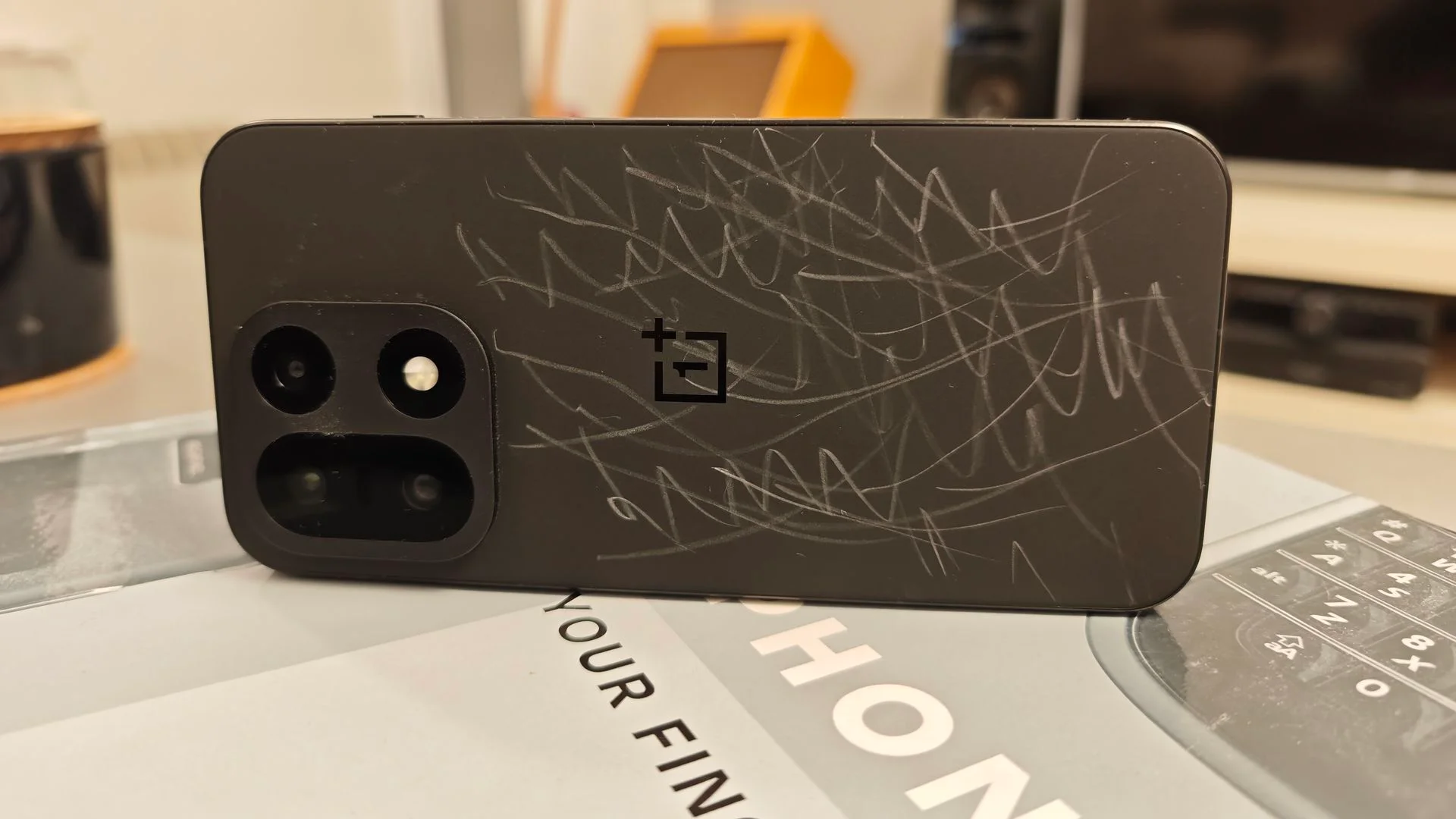 Смартфон OnePlus 15 с царапающейся спинкой | DGL.RU