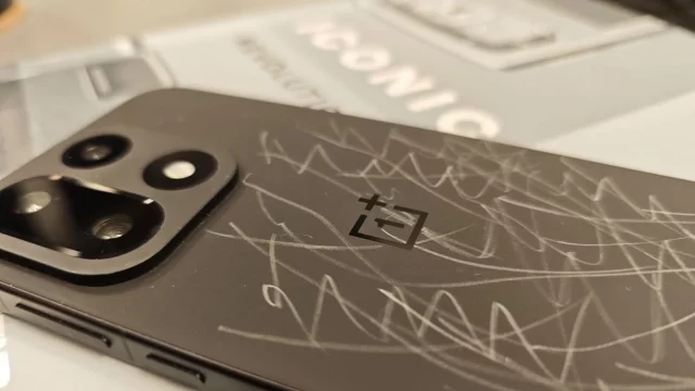 Смартфон OnePlus 15 с царапающейся спинкой | DGL.RU