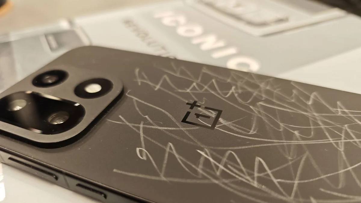 Смартфон OnePlus 15: крутой флагман с одним бесячим недостатком