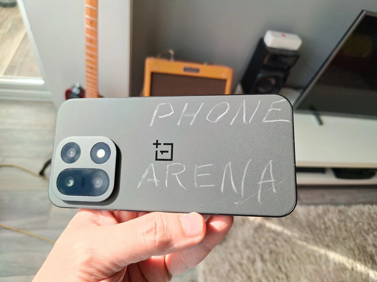 Смартфон OnePlus 15 с царапающейся спинкой | DGL.RU