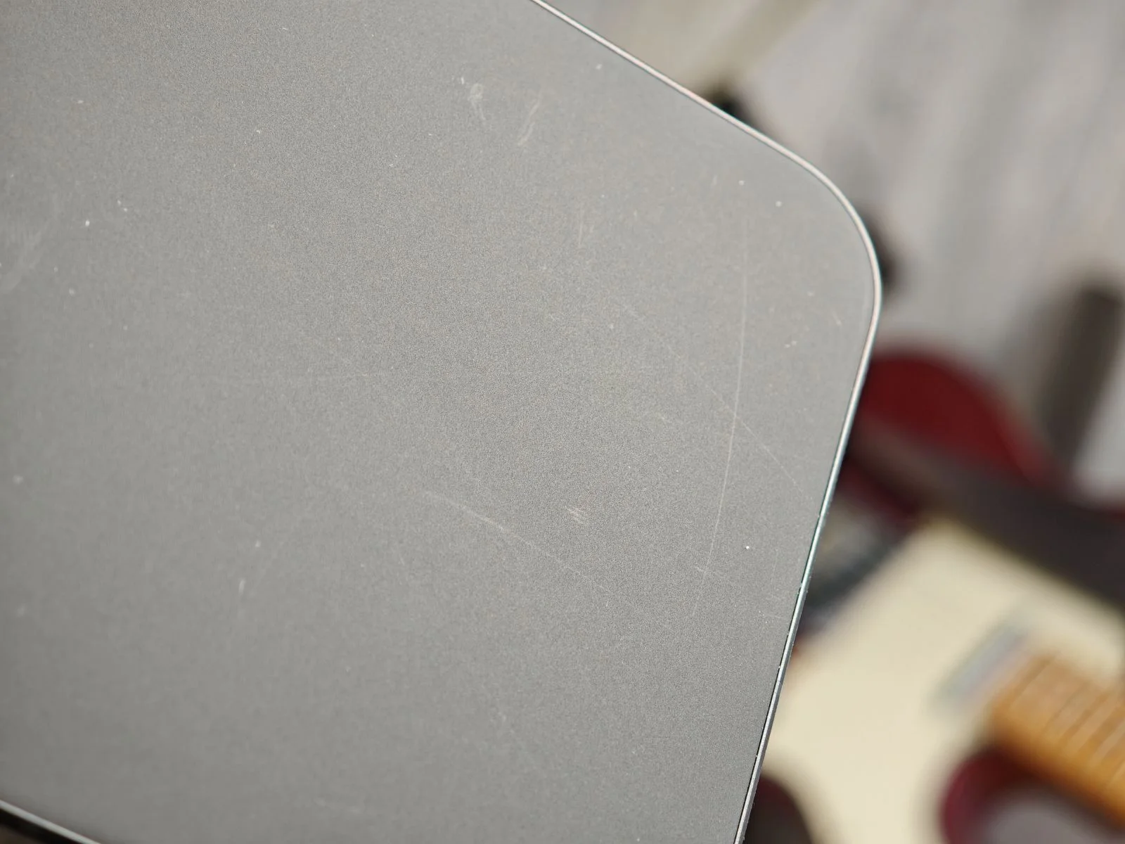 Смартфон OnePlus 15 с царапающейся спинкой | DGL.RU