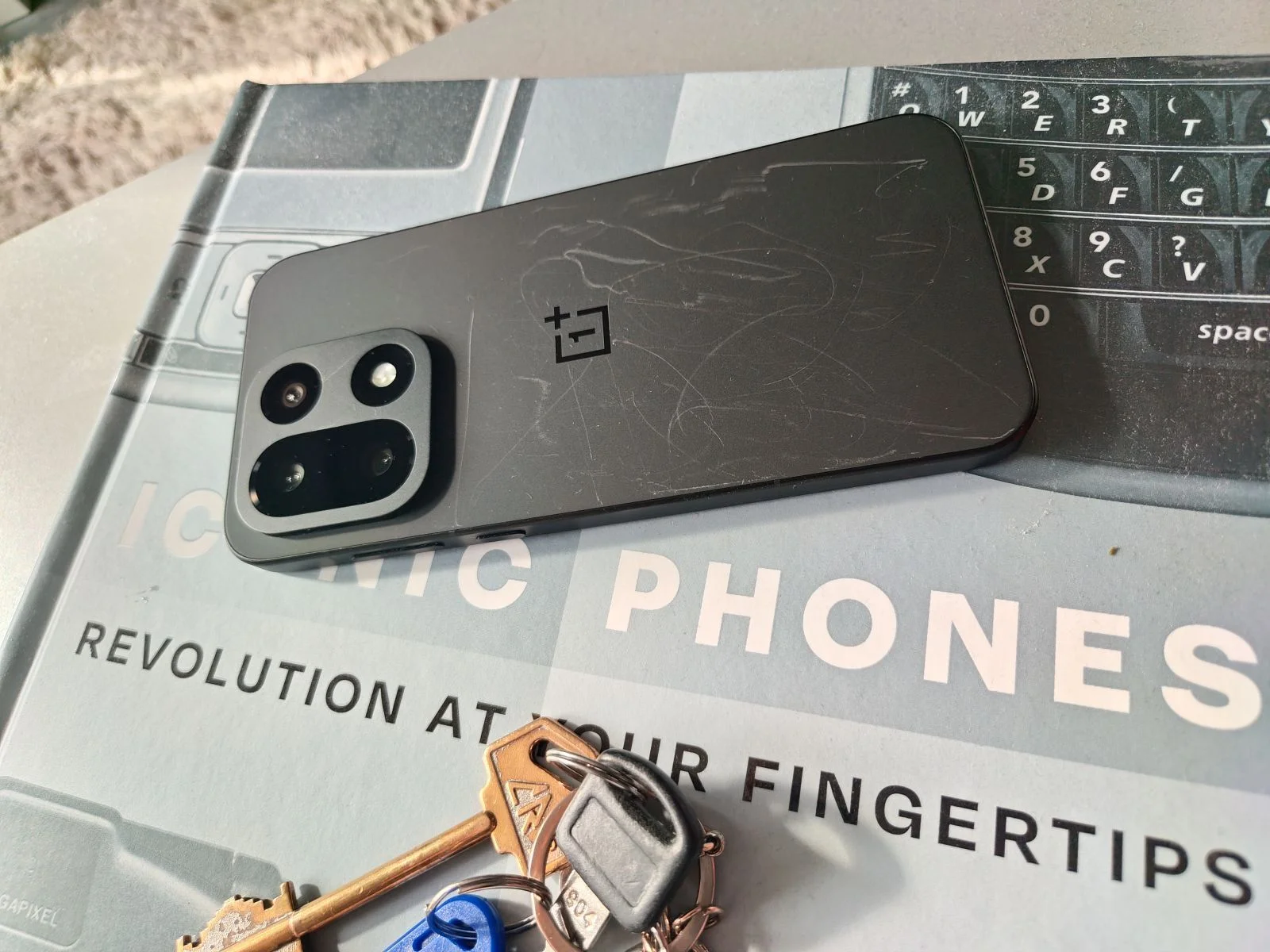 Смартфон OnePlus 15 с царапающейся спинкой | DGL.RU