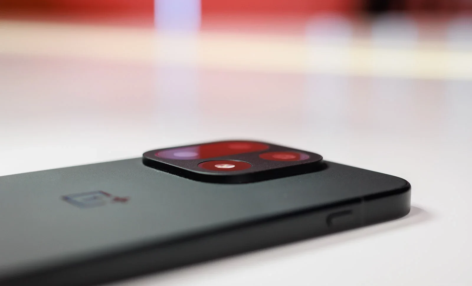 Смартфон OnePlus 15: автономность и дизайн | DGL.RU