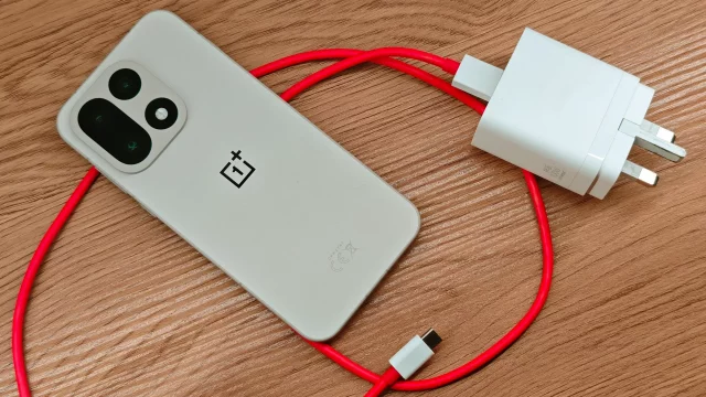 Смартфон OnePlus 15T с магнитной зарядкой | DGL.RU