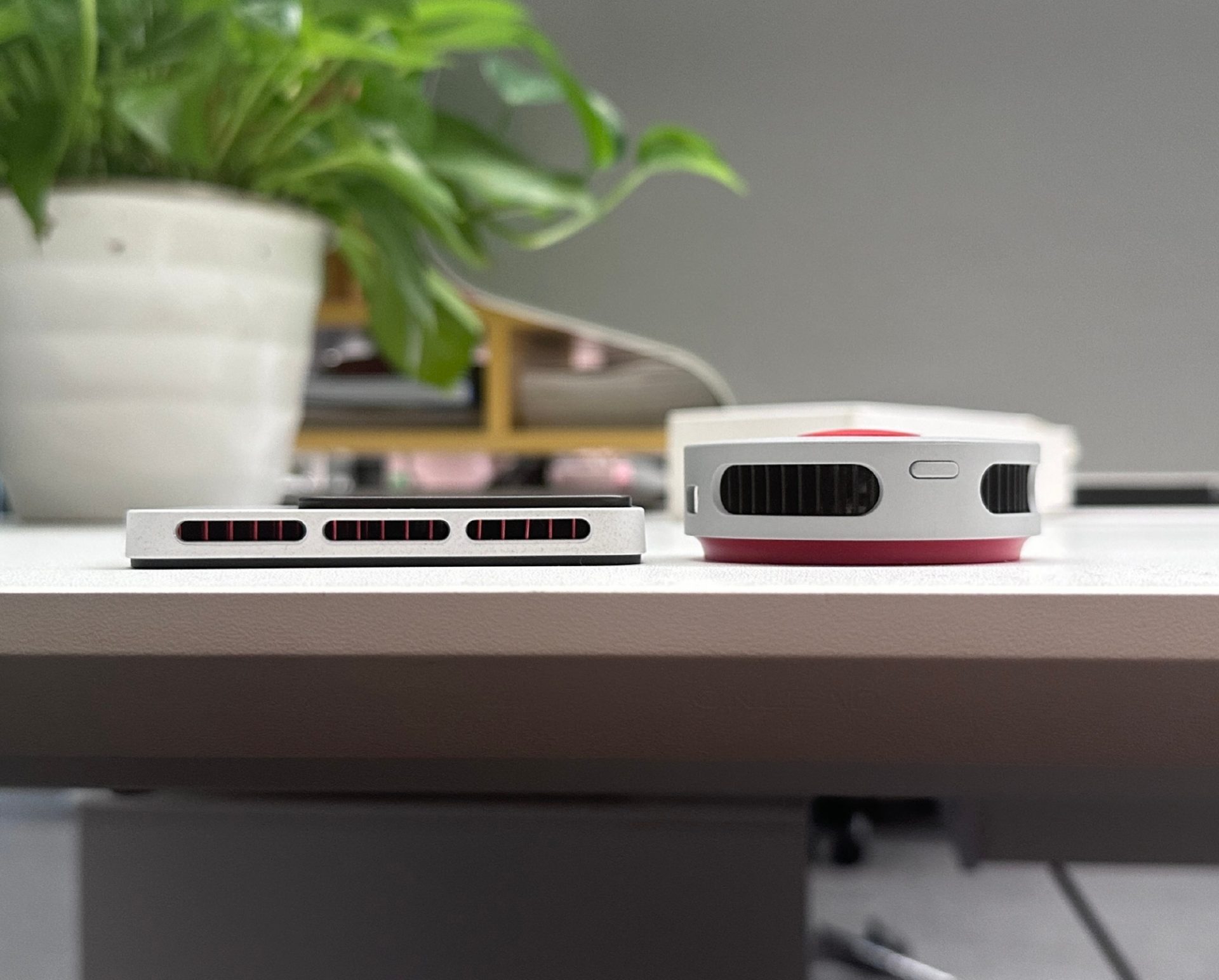 Смартфон OnePlus 15T: магнитная зарядка и ультратонкое охлаждение картинка Смартфон OnePlus 15T с магнитной зарядкой | DGL.RU