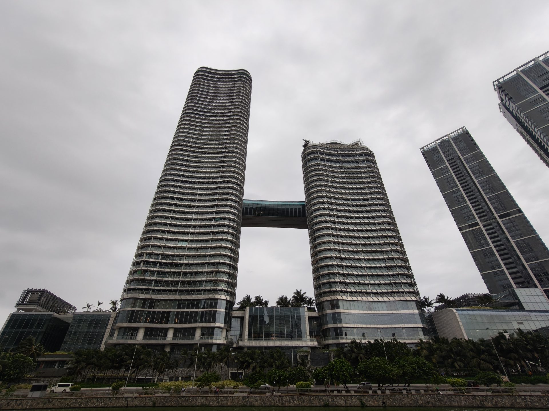 Обзор Oppo Reno15 Pro и Reno15 Pro Max: сравнение и цены в России картинка Смартфон Oppo Reno15 Pro выносливый | DGL.RU