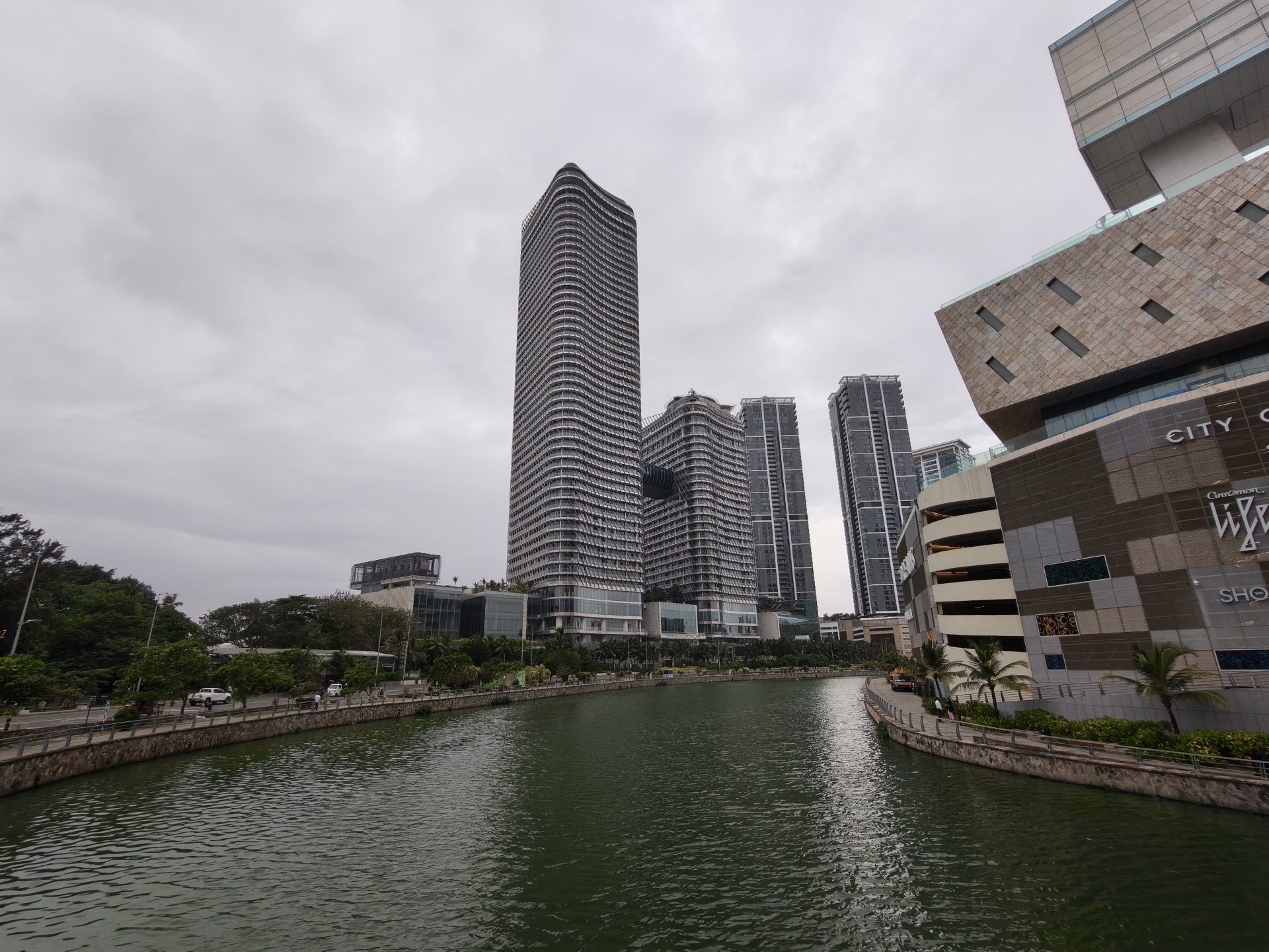 Обзор Oppo Reno15 Pro и Reno15 Pro Max: сравнение и цены в России картинка Смартфон Oppo Reno15 Pro выносливый | DGL.RU