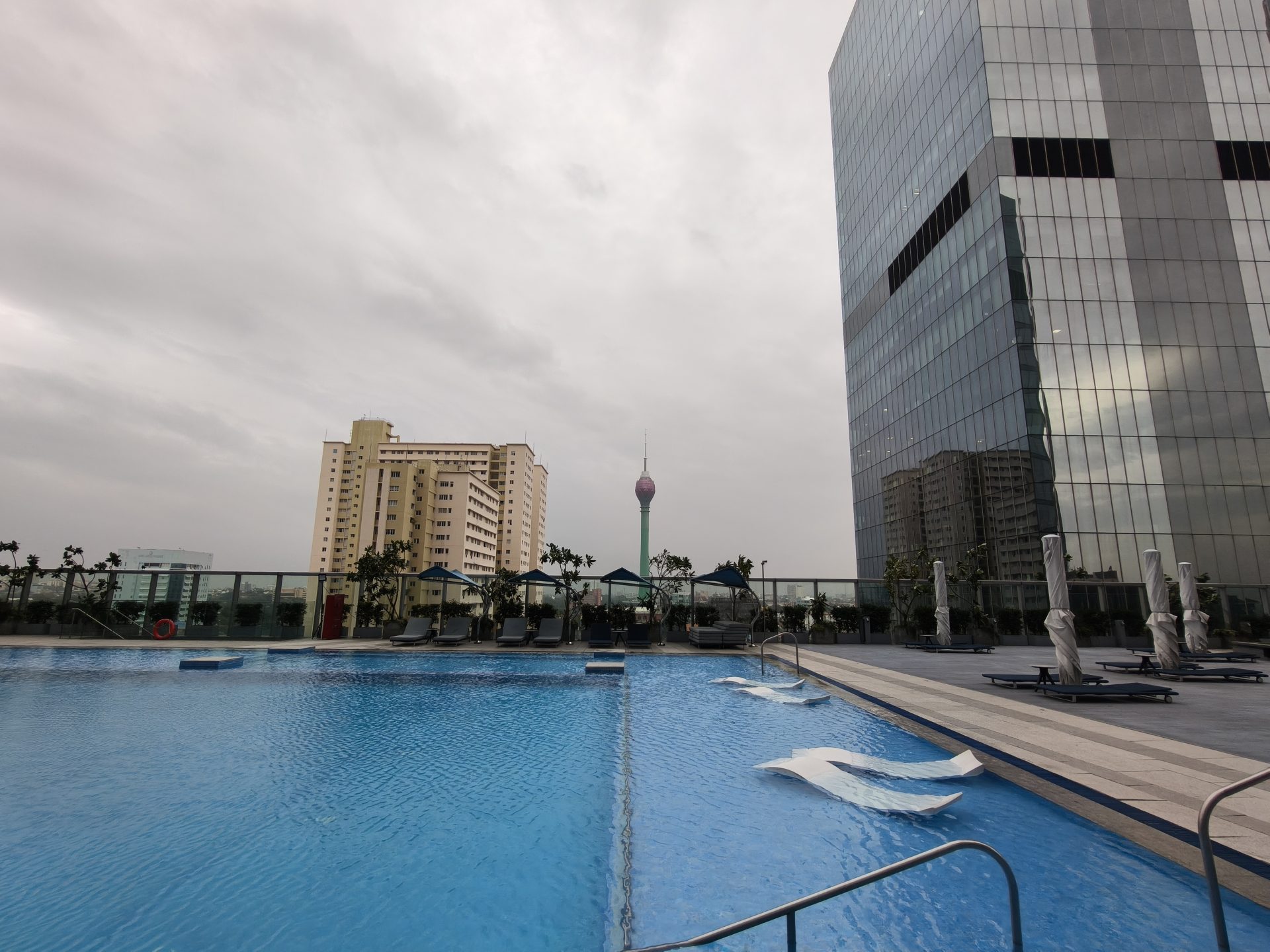 Обзор Oppo Reno15 Pro и Reno15 Pro Max: сравнение и цены в России картинка Смартфон Oppo Reno15 Pro выносливый | DGL.RU