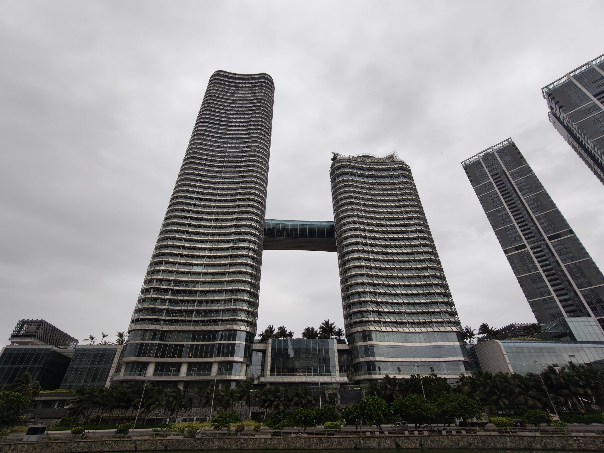 Обзор Oppo Reno15 Pro и Reno15 Pro Max: сравнение и цены в России картинка Смартфон Oppo Reno15 Pro выносливый | DGL.RU