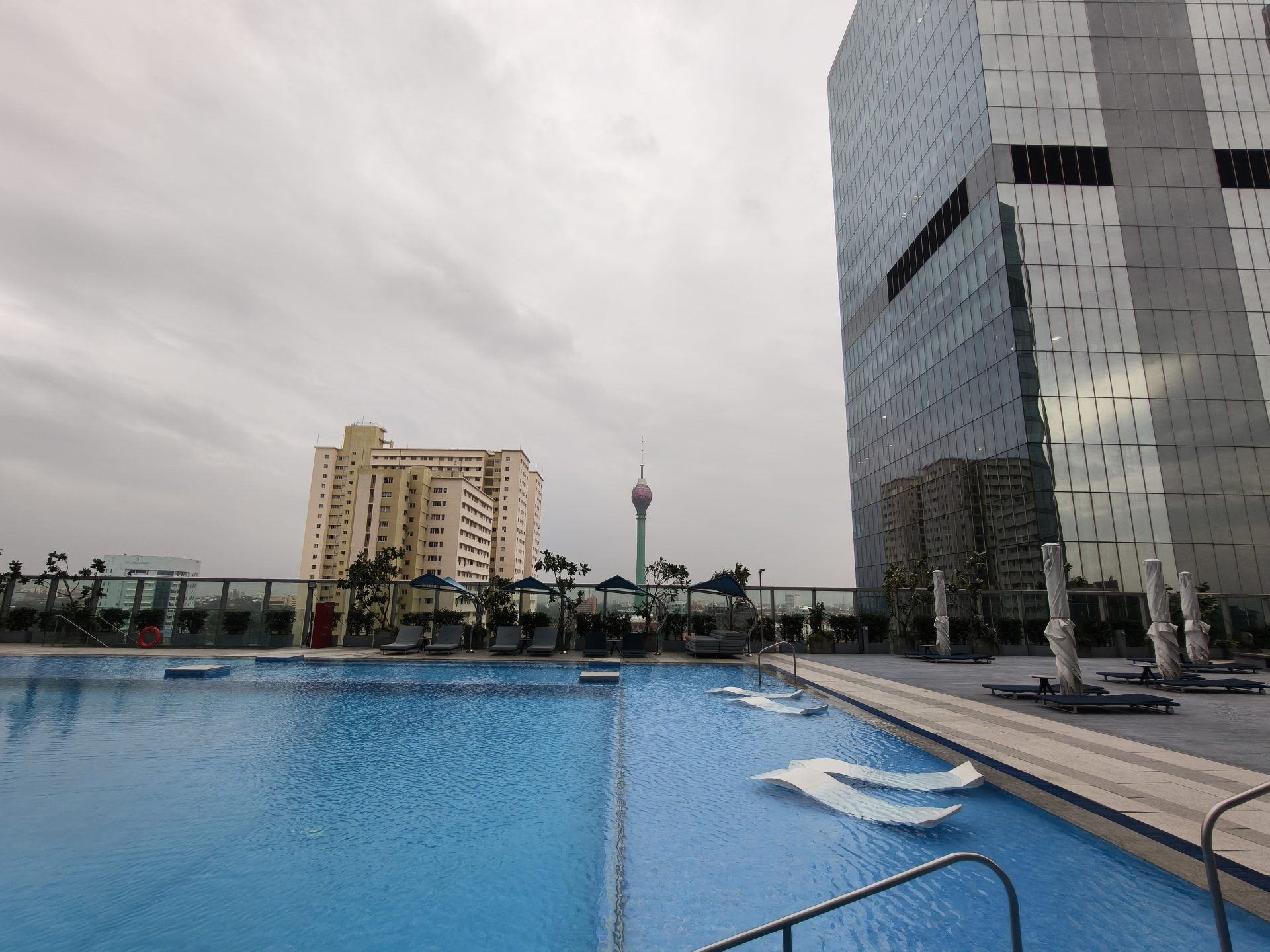 Обзор Oppo Reno15 Pro и Reno15 Pro Max: сравнение и цены в России картинка Смартфон Oppo Reno15 Pro выносливый | DGL.RU